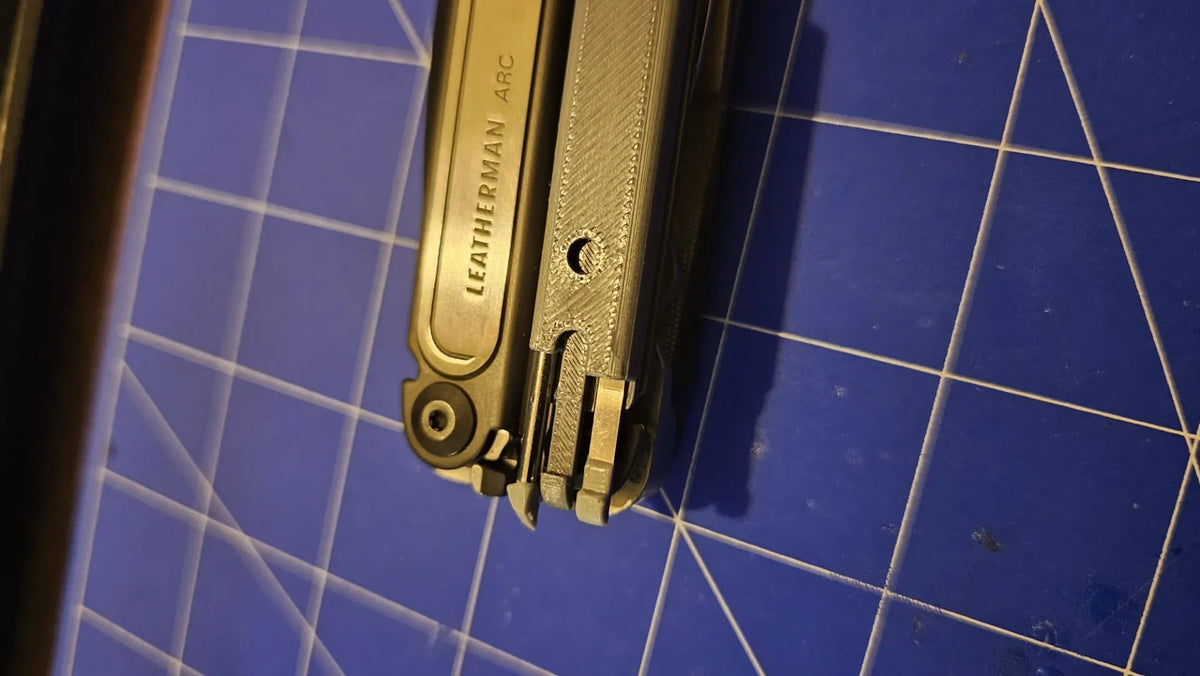 Porte-accessoires Leatherman Arc (cure-dent pince à épiler et stylo) - Beauté Print