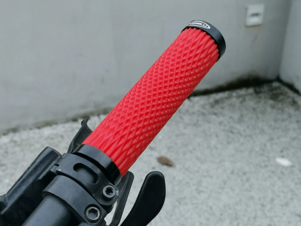 Remplacement de poignées de guidon pour VTT Mountain bike hand grip replacement - Vélo Print