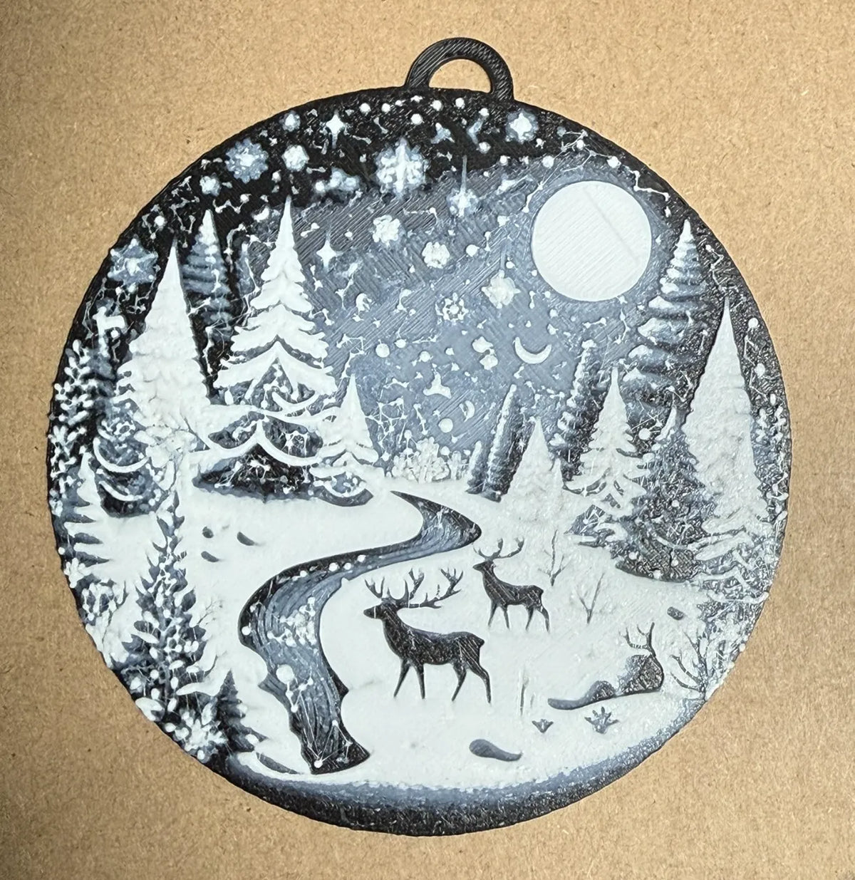 Paysage de Noël dans un globe à neige hueforge - Art Print