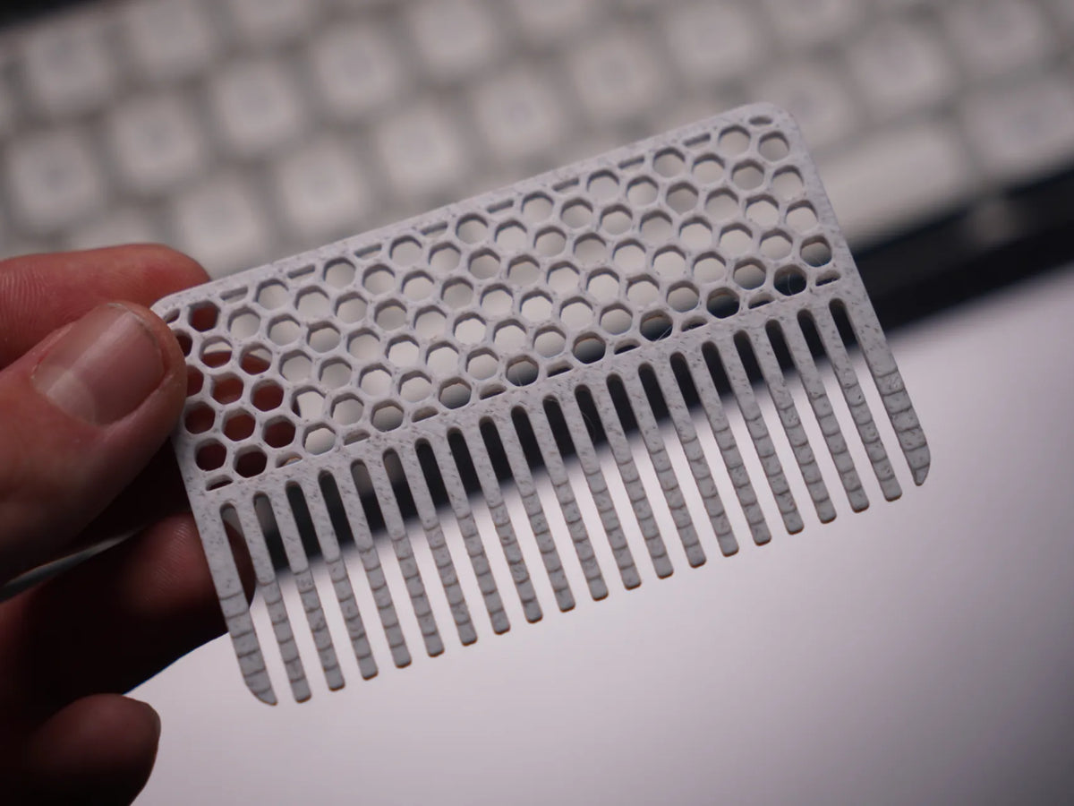 Peigne pour barbe / cheveux de la taille d'une carte de crédit - Seulement 6g - Beauté Print