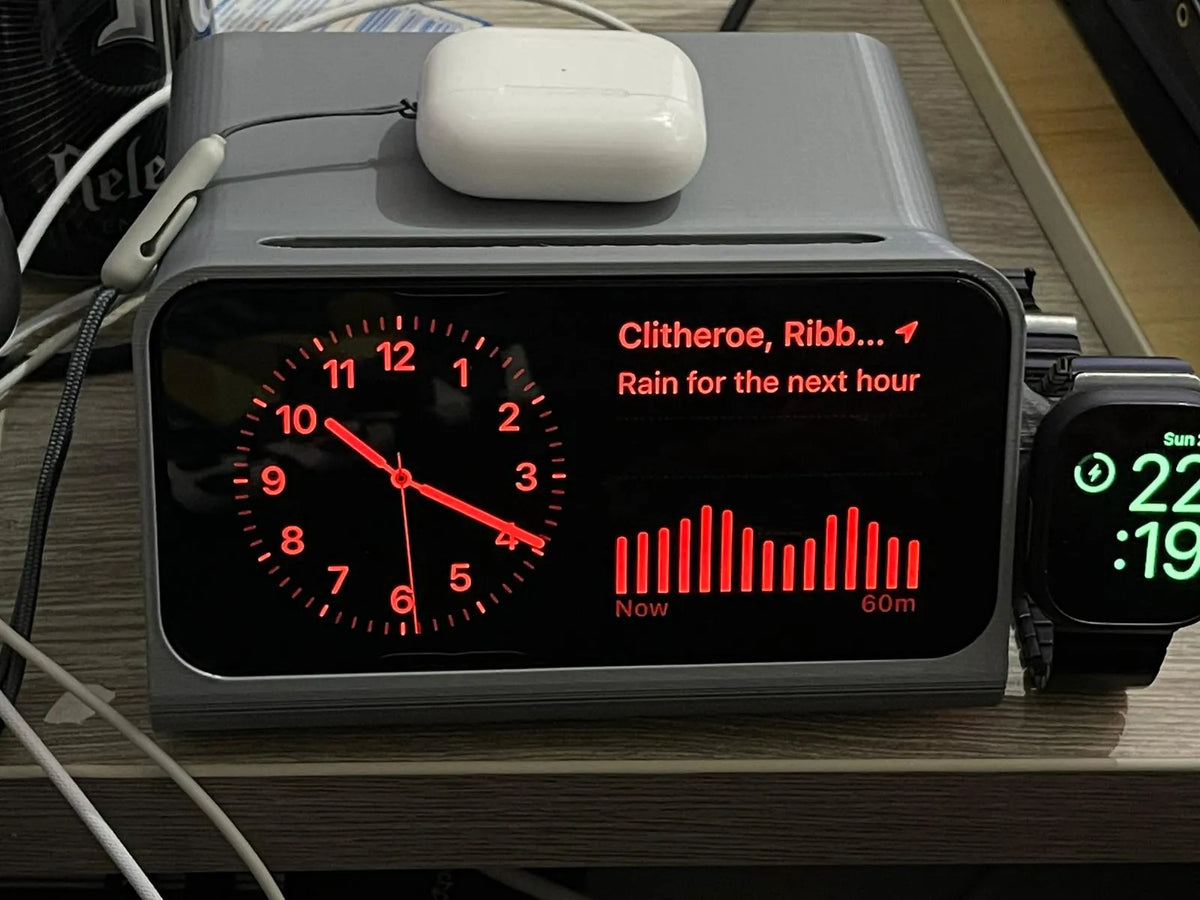 IPhone Pro Max, Watch & Airpods Dock en mode veille - Tech Print