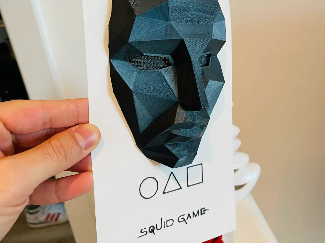 Masque de l'Homme en Noir de Squid Game - Geek Print