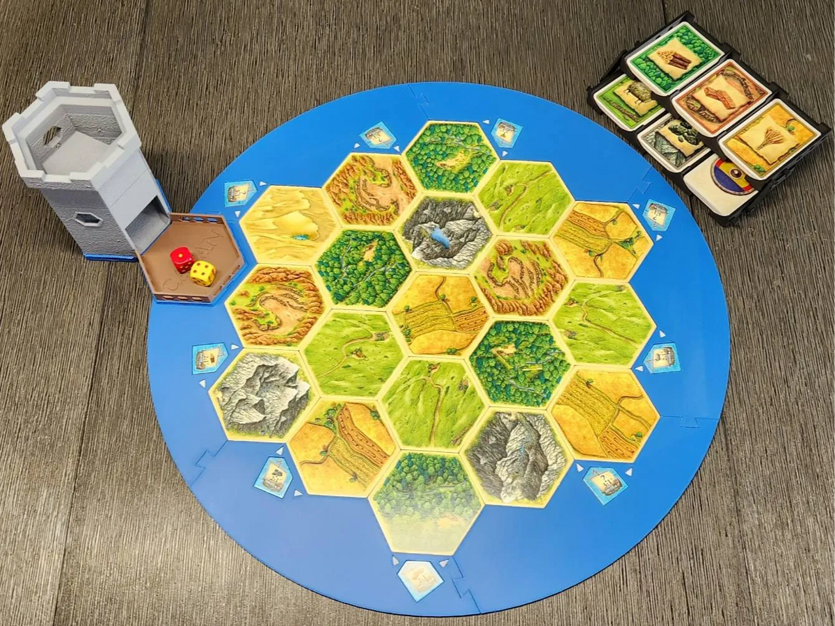 Borne de Catan avec tour de dés amovible - Geek Print