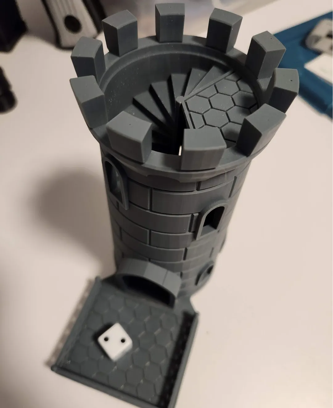 Tour de dés traditionnelle avec plateforme - Jeux Print
