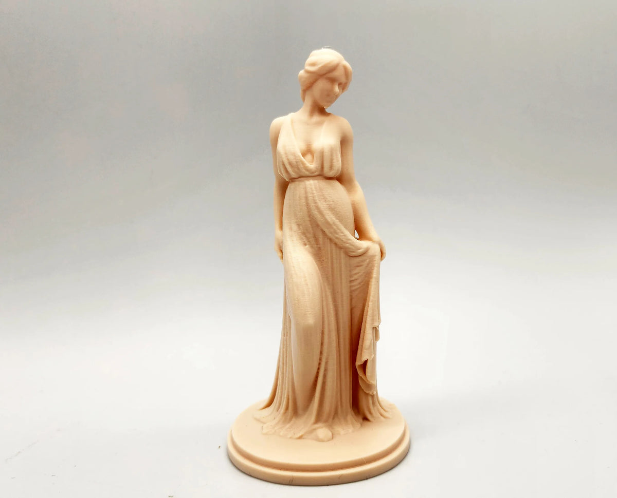 Déesse en robe simple, statue - Art Print