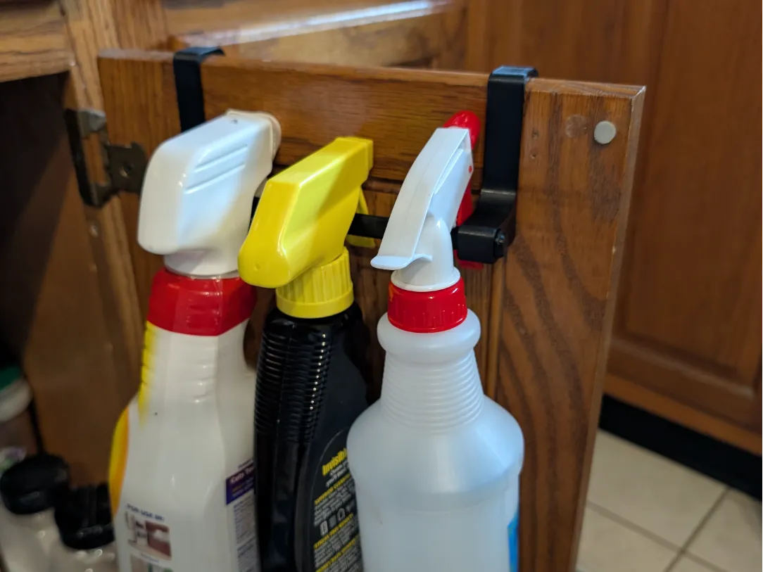 Support pour vaporisateurs d'armoire de cuisine - Beauté Print