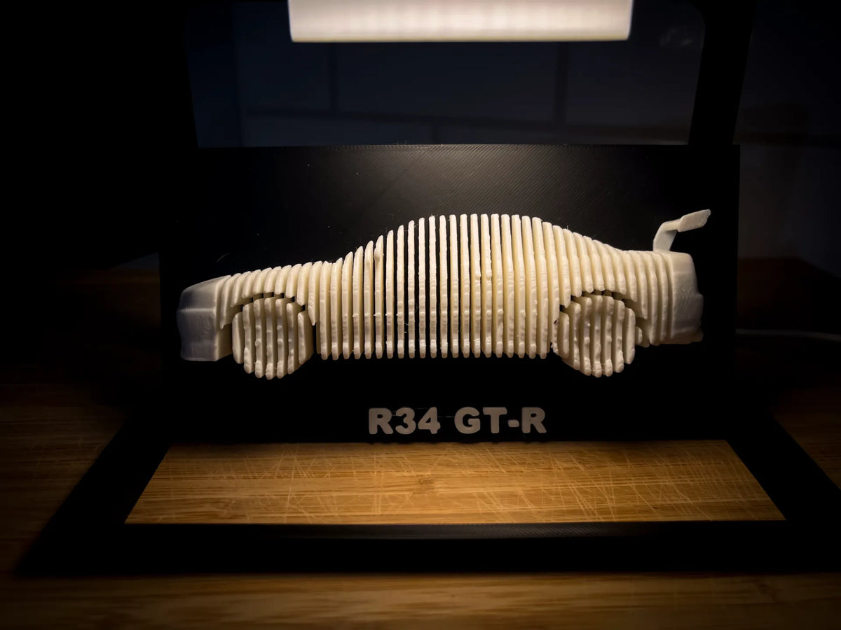 Sculpture du Nissan Skyline R34 GTR à couches verticales - Auto Print