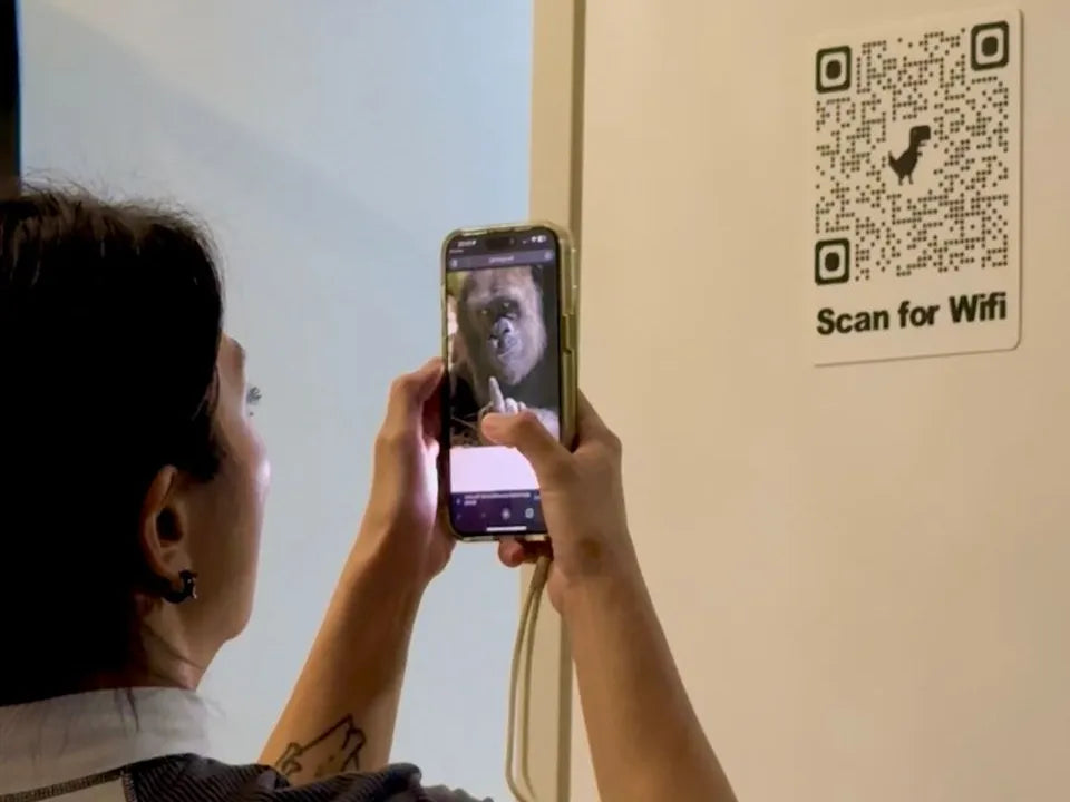 Blague QR Wifi Gorille faisant un doigt d'honneur - NFC Print