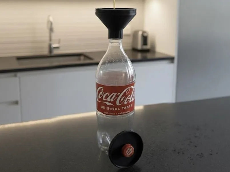 Entonnoir pour bouteille PET avec couvercle, évent d'aération et support de bouchon - Cuisine Print