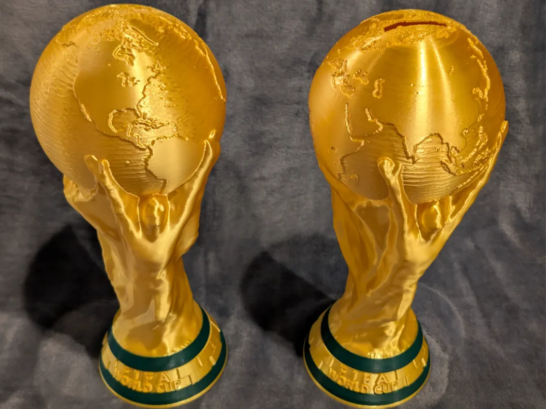 Trophée de la Coupe du Monde de la FIFA grandeur nature et tirelire - Sport Print