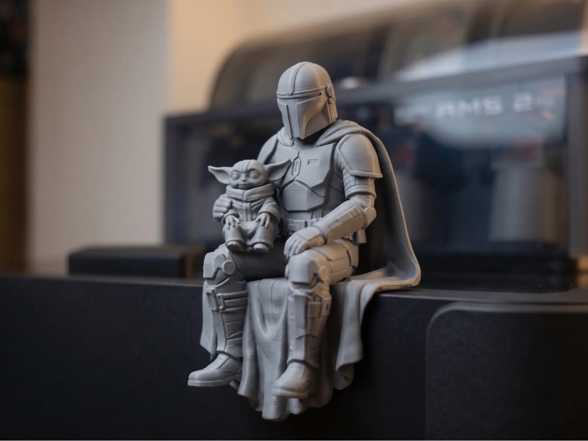 Mandalorien et Grogu s'asseoir sur une étagère - Geek Print