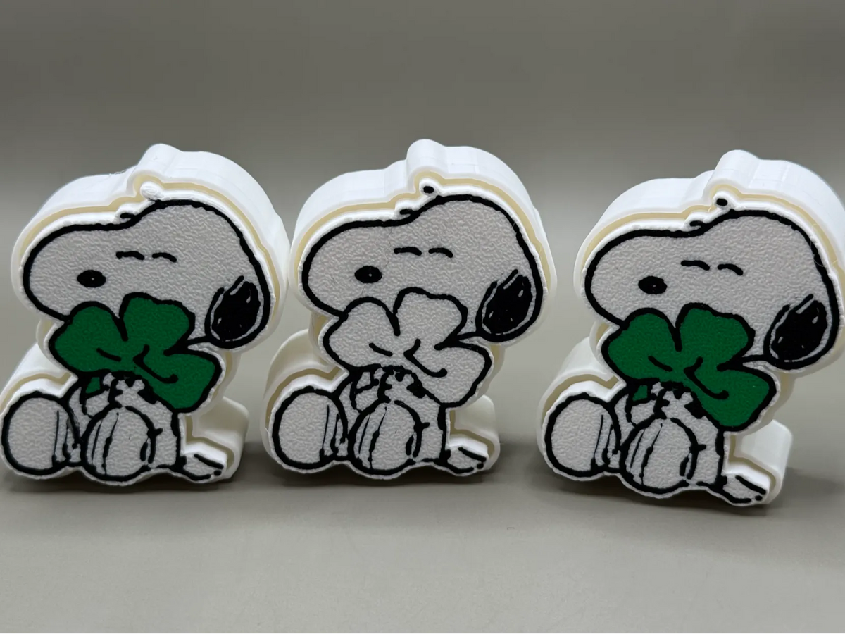 Snoopy tenant un trèfle de la Saint-Patrick - Fêtes Print