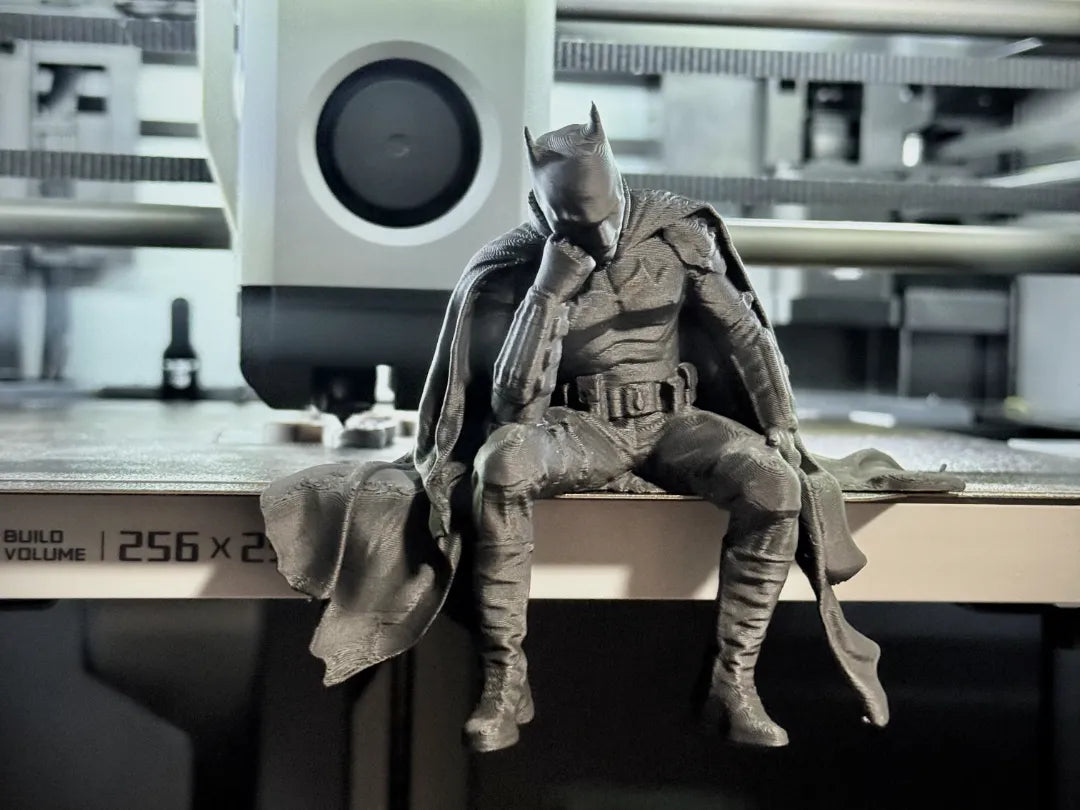 Figurine de Batman triste assis sur une corniche - Geek Print