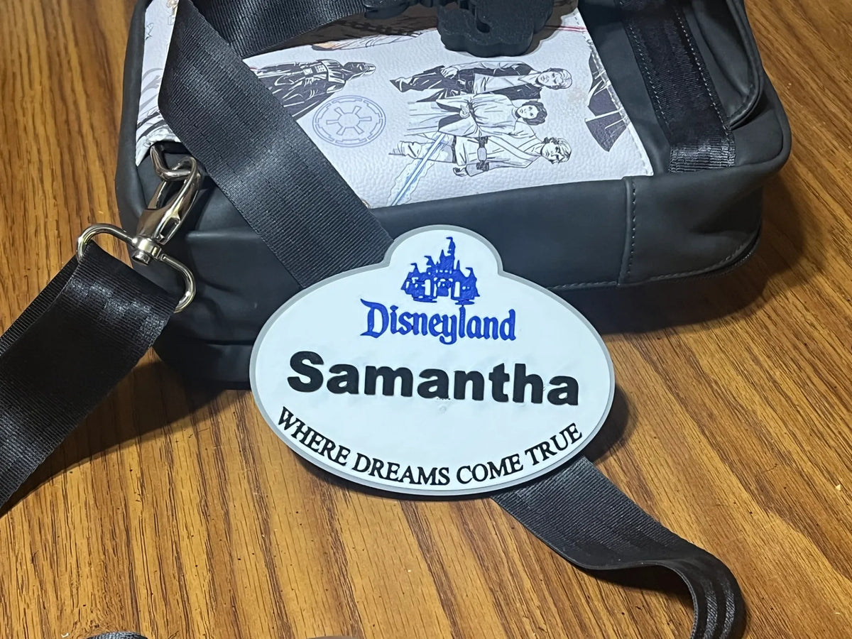 Charm de sac en forme de badge nominatif des Cast Members de Disneyland - NFC Print