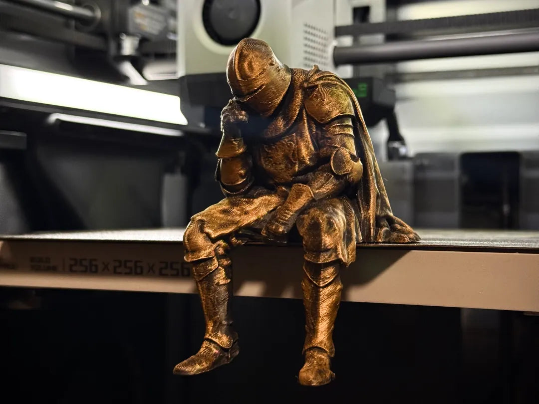 Figurine de chevalier triste assis sur un rebord - Figurine Print