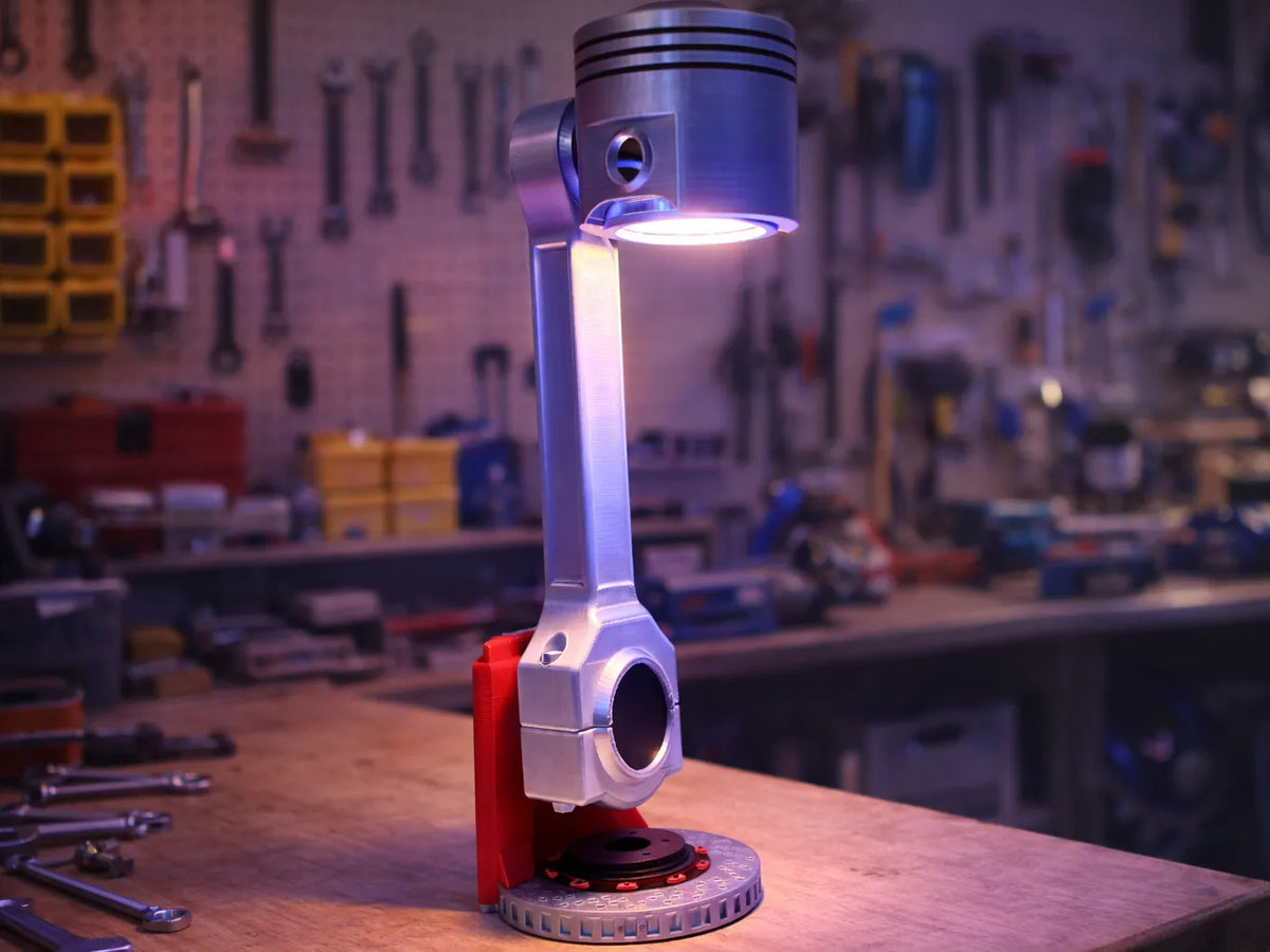 La Puissance de la Lumière, une Lampe Piston de Moteur - Auto Print
