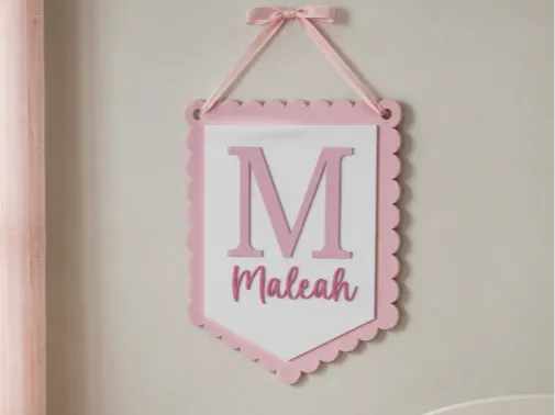 Plaque suspendue personnalisée festonnée avec initiale et nom - Bébé Print