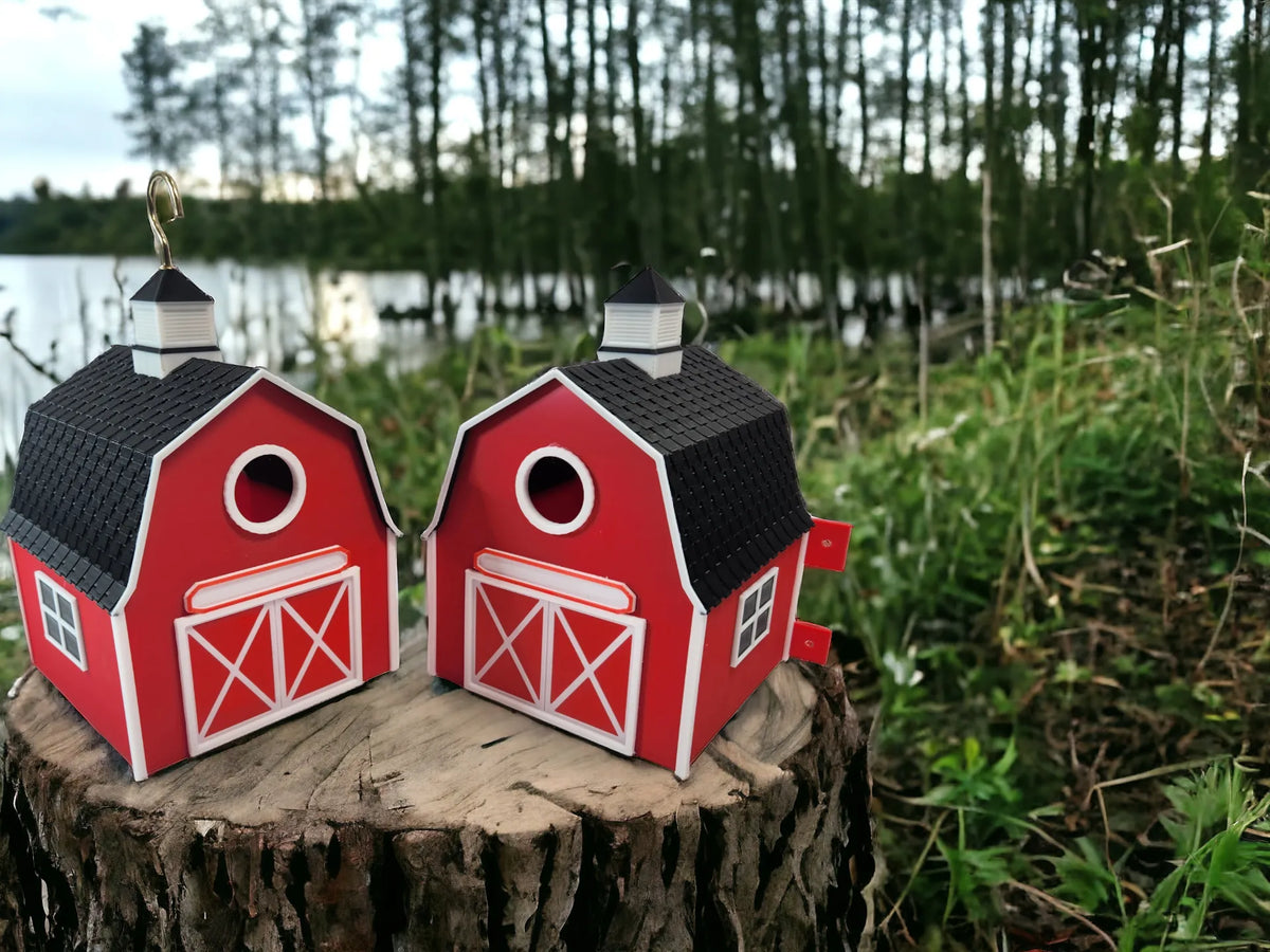 Petite Maison en Grange Rouge pour Oiseaux - Outdoor Print