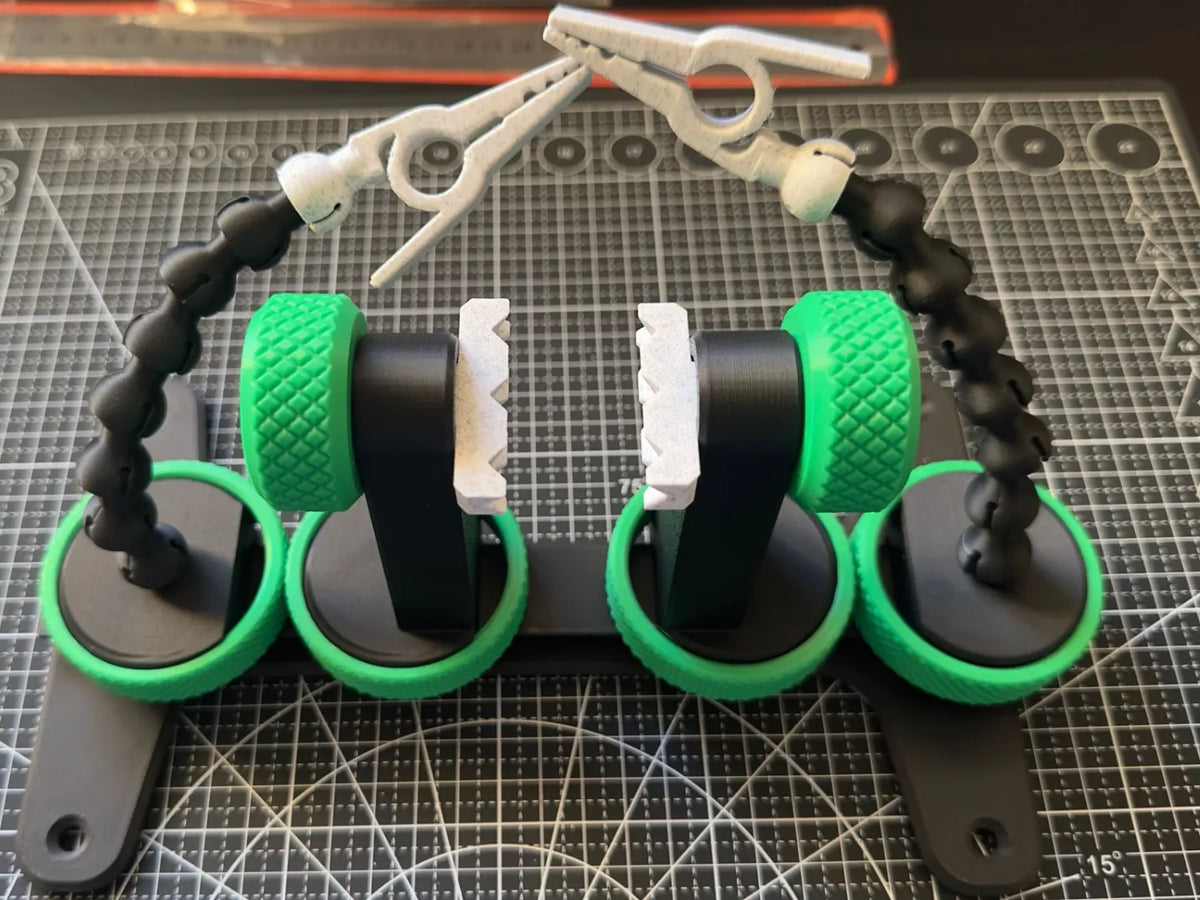 Mains tendues pour support de PCB réglable - Atelier Print