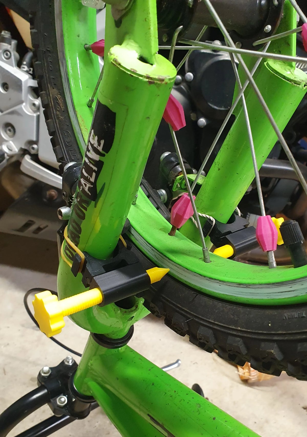 Outil de centrage de roue de vélo avec queue d'aronde - Vélo Print