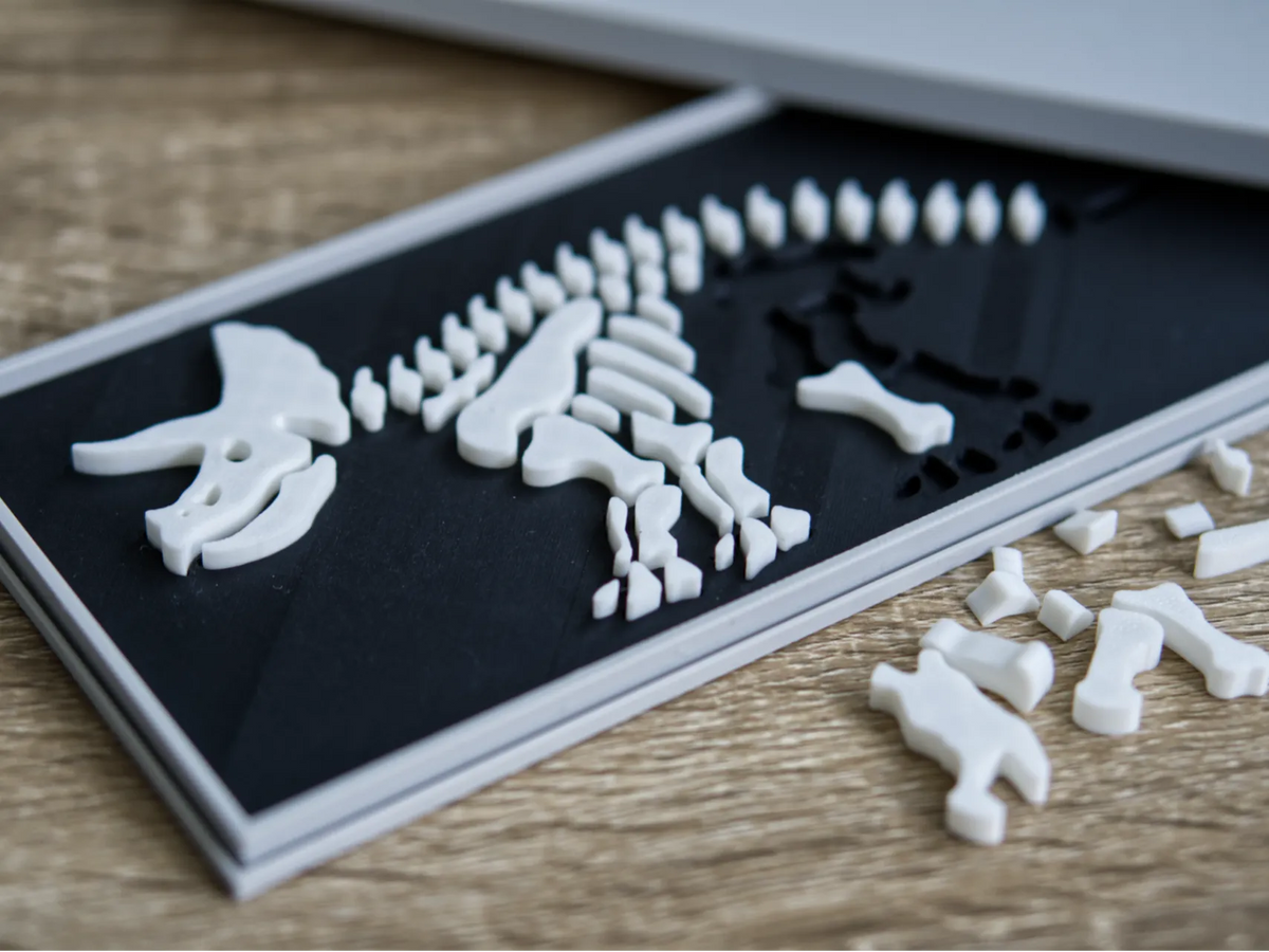 Tricératops, Os dans le Sable - un puzzle de dinosaure - Maquette Print