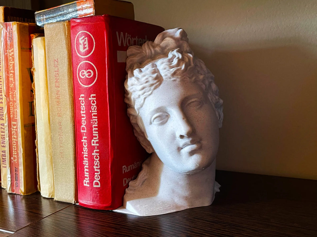 Statue d'Apollon grecque en guise de serre-livres - Art Print