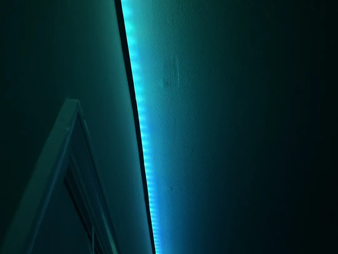 Bande LED 10mm de large avec support mural à 45 degrés - Lumière Print