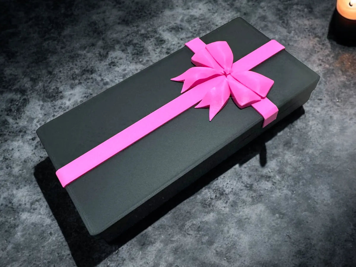 Boîte cadeau noire inspirée de Squid Game + ruban rose - Geek Print