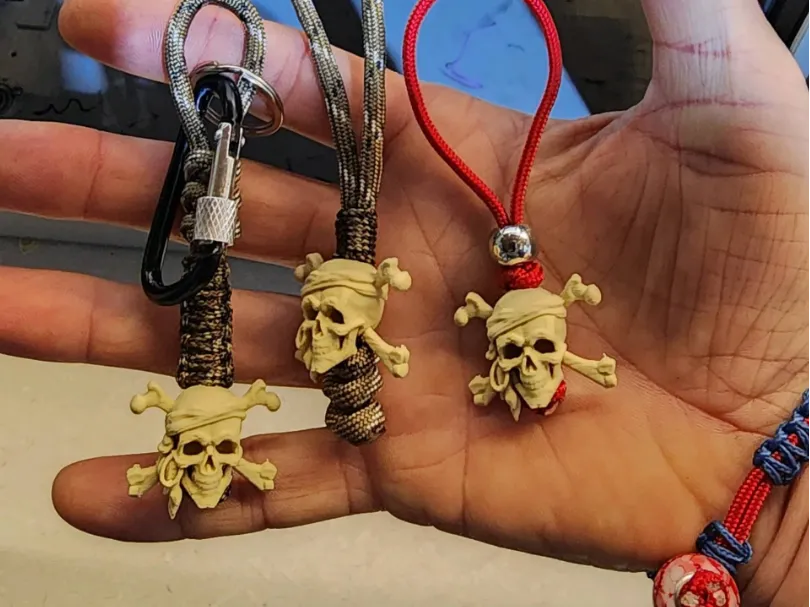 Perles de cordon avec crâne pirate en os - Bijoux Print