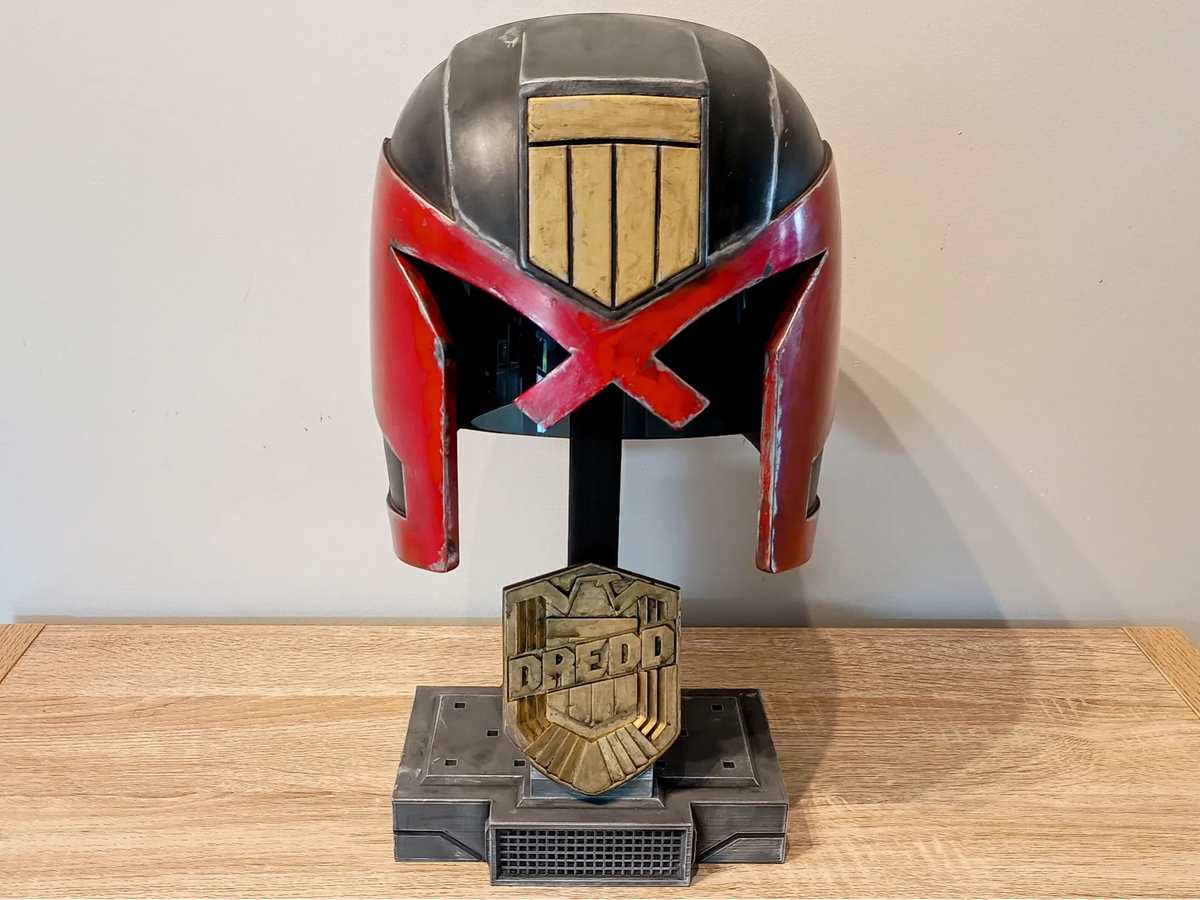 Casque Dredd 2012 & Support d'affichage d'insigne - Cosplay Print