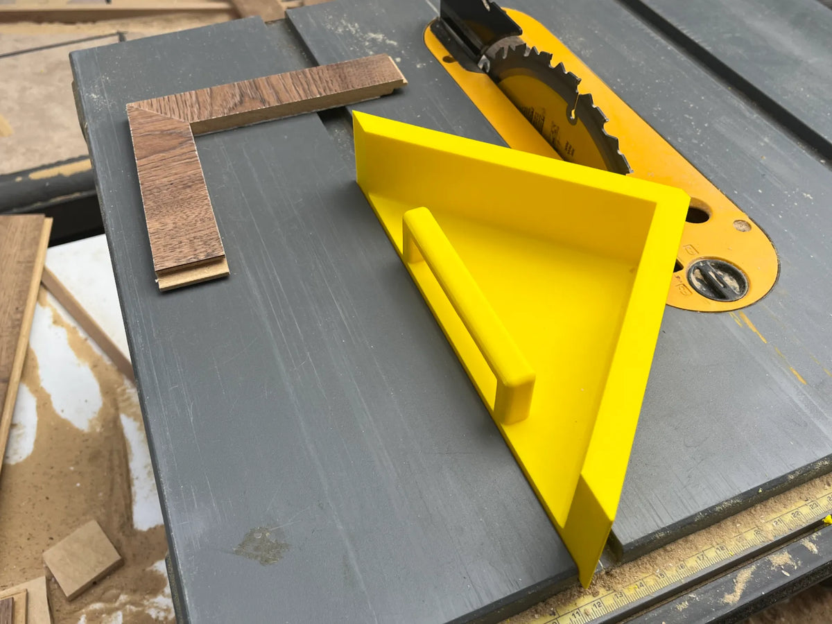 Chariot/Gabarit de coupe d'onglet à 45 degrés - Scie à table Dewalt - Atelier Print