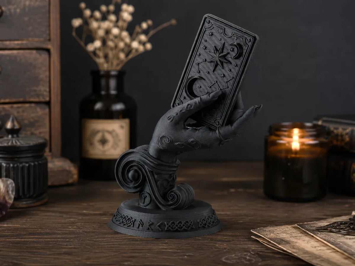Sculpture de main de sorcière tenant une carte de tarot - Fêtes Print