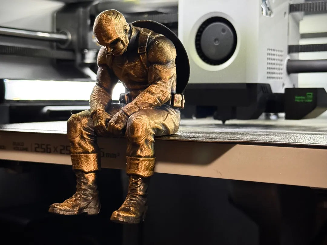 Figurine de Captain America triste assise sur un rebord - Geek Print