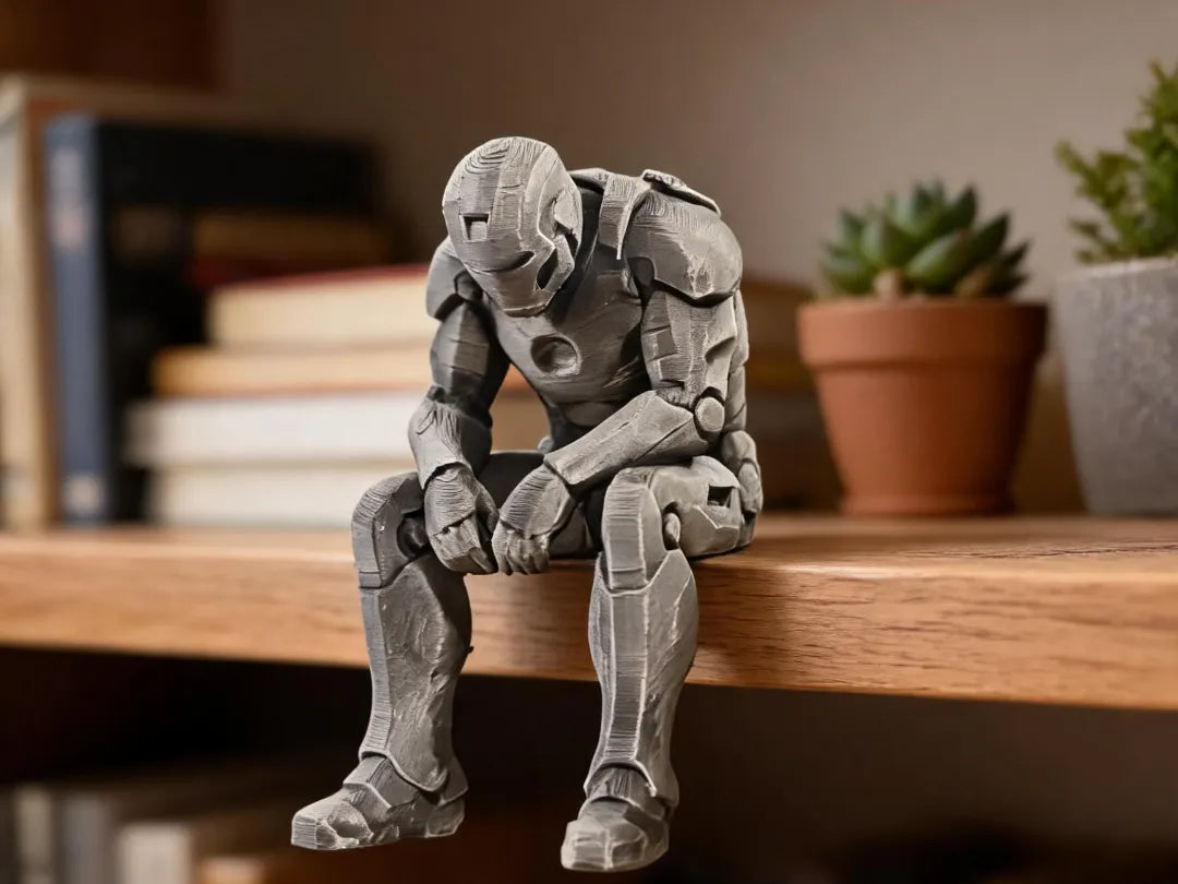 Figurine triste d'Iron Man assise sur un rebord - Geek Print