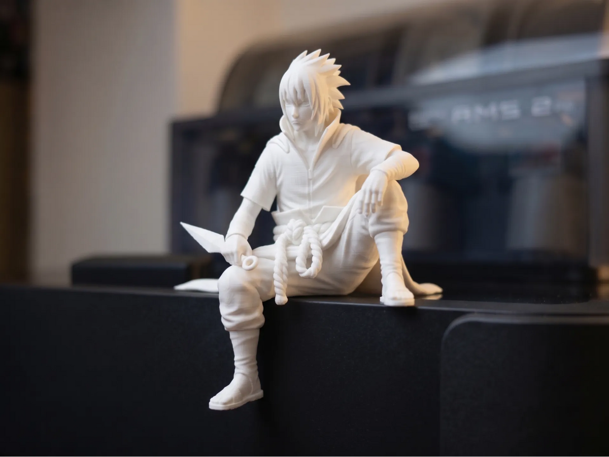Sasuke Uchiha assis - Compagnon de moniteur - Figurine Print