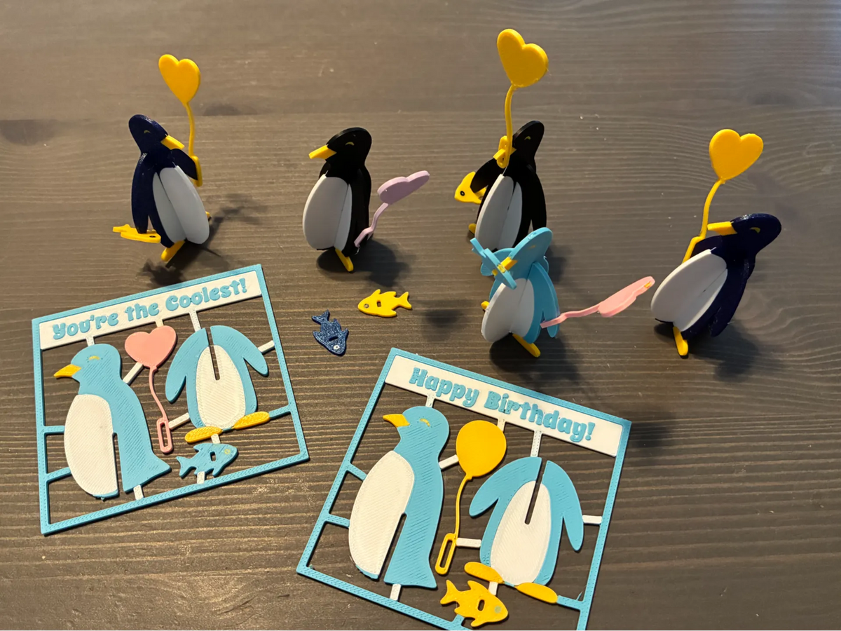 Carte kit manchot avec ballon cœur - Fêtes Print