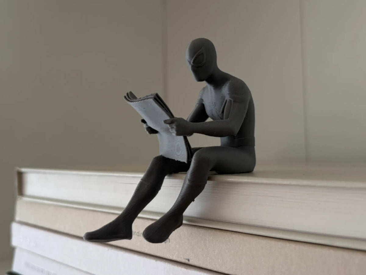 Figurine Spiderman lisant un journal pour étagère - Figurine Print