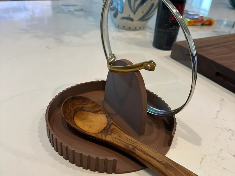 Le Sous-Chef Double Fonction – Repose-Couvercle et Cuillère - Cuisine Print